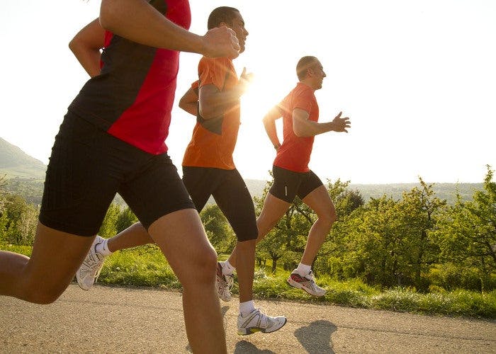 Entrenamiento aeróbico: Actividades que elevan el ritmo cardíaco y la respiración, como correr, nadar y andar en bicicleta.